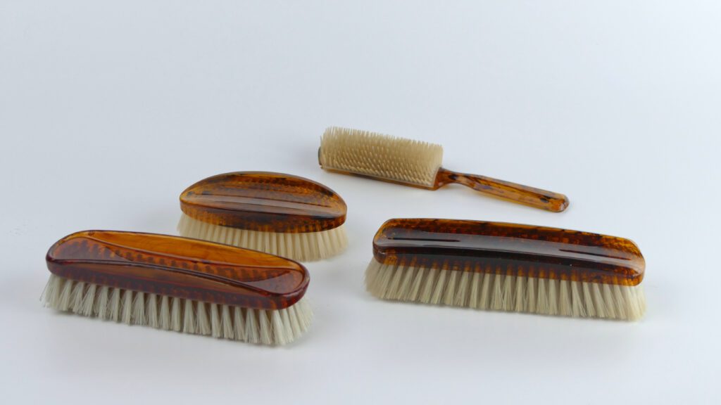 Vintage Amber Brush Set
