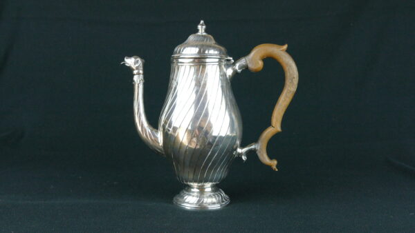 Elegant Antique Silver Teapot with Animal-Head Spout – 18th/19th Century, 1395g - Image 4