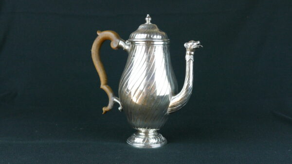 Elegant Antique Silver Teapot with Animal-Head Spout – 18th/19th Century, 1395g - Image 3