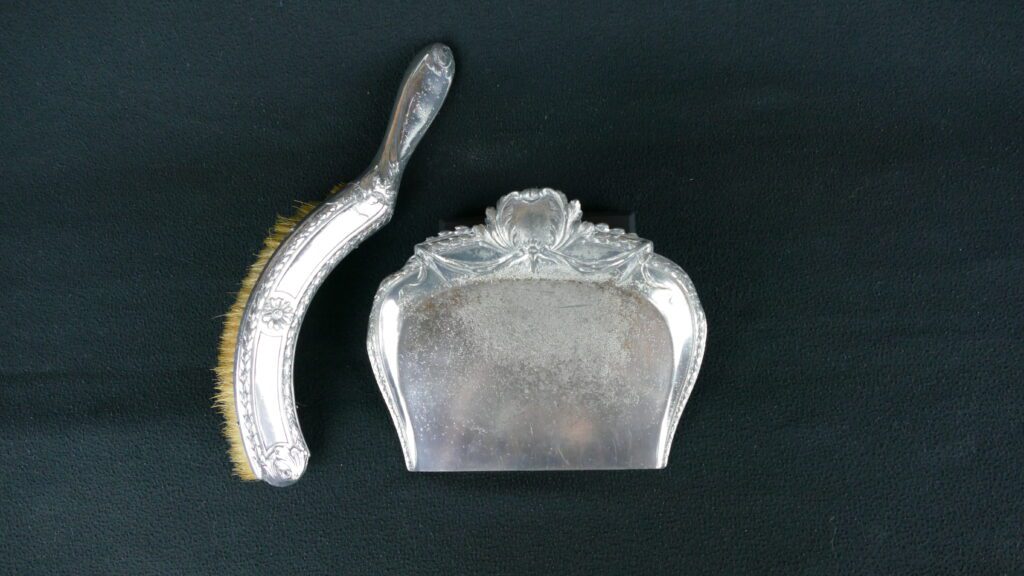 Art Nouveau Crumb Set