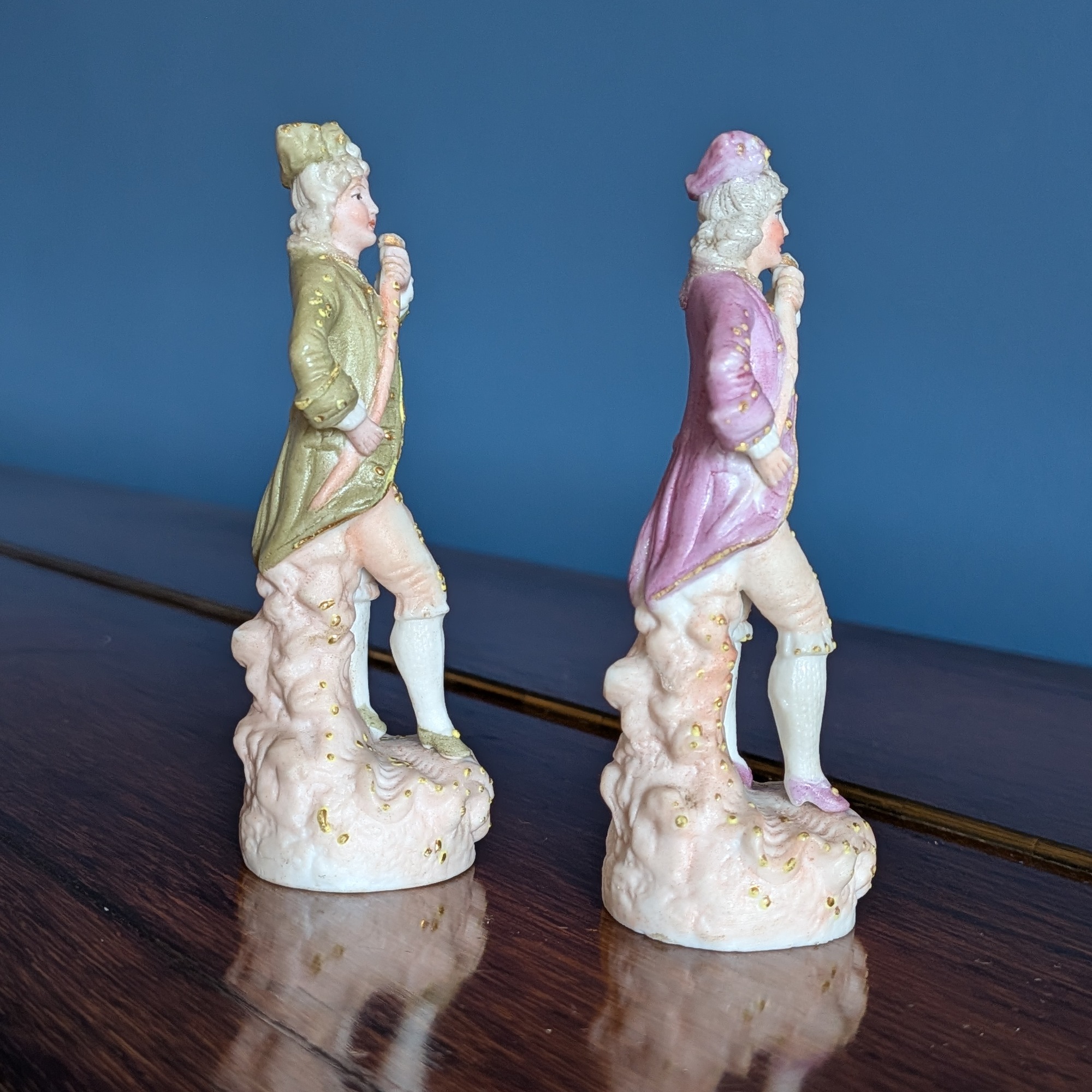 Right side view of the two courtier figurines holding slender instruments