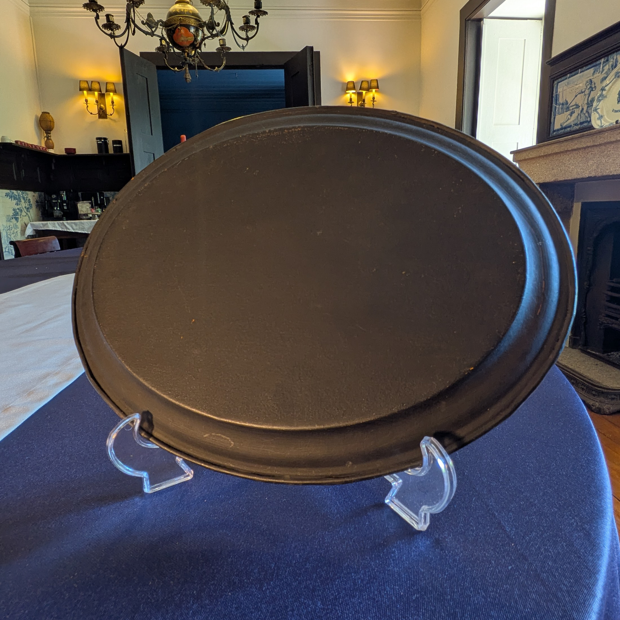 Plain dark reverse of the oval tray.